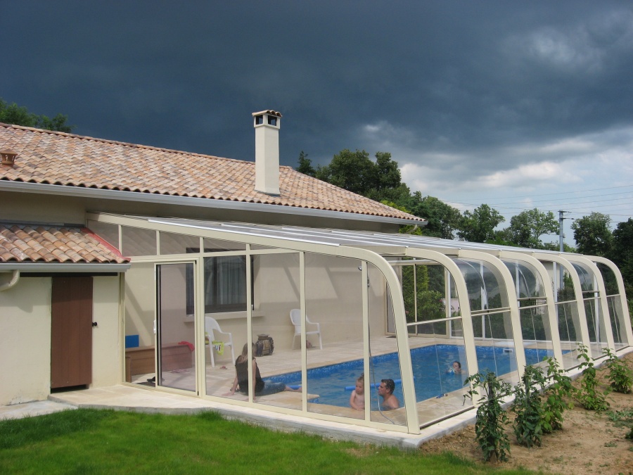 abri piscine contre mur